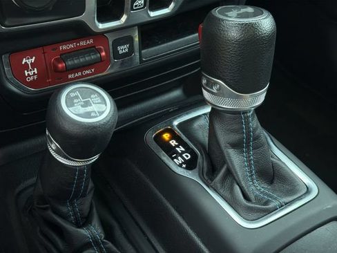 Used 2022 Jeep Wrangler Unlimited Rubicon 4xe w/ Cold Weather Group AWD/4WD image 14