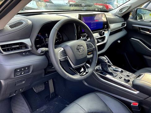 Used 2025 Toyota Highlander Platinum image 8