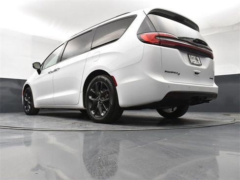 Used 2024 Chrysler Pacifica Limited w/ Uconnect Theater Family Group image 22