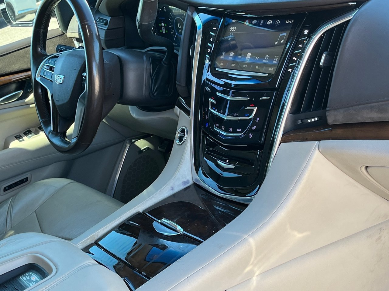 Used 2017 Cadillac Escalade Luxury AWD/4WD image 9