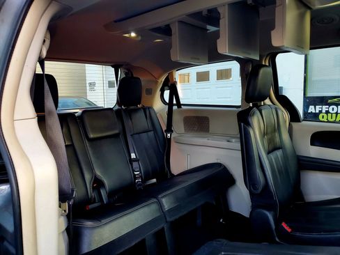 Used 2015 Chrysler Town & Country Touring FWD image 20