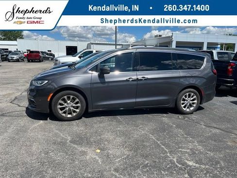Used 2021 Chrysler Pacifica Touring-L FWD image 1