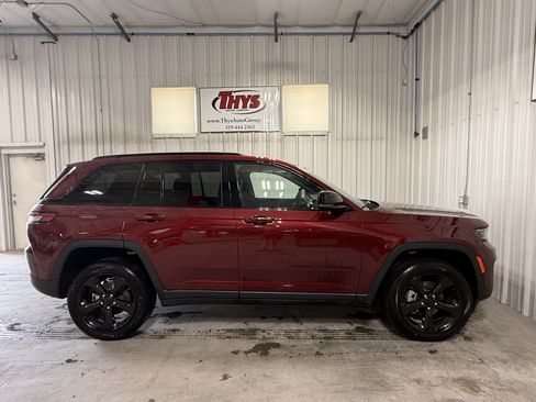 Used 2025 Jeep Grand Cherokee Altitude AWD/4WD image 2