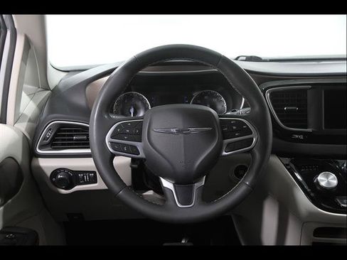 Used 2023 Chrysler Voyager LX FWD image 7