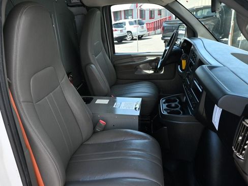 Used 2014 Chevrolet Express 2500 RWD image 9