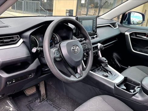 Used 2021 Toyota RAV4 XLE w/ Convenience Package image 9