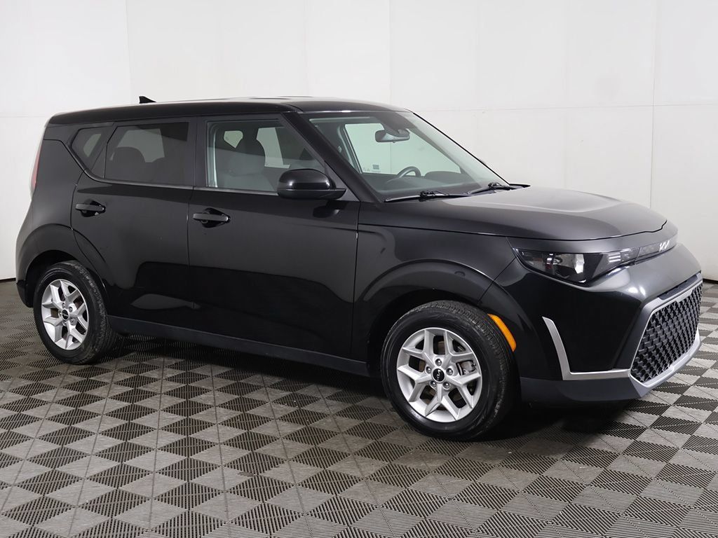 Used 2023 Kia Soul LX w/ LX Technology Package FWD image 12