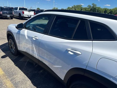 Used 2025 Chevrolet Trax LT FWD image 25