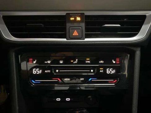 Used 2025 Volkswagen Taos SE w/ Panoramic Sunroof Package AWD/4WD image 49