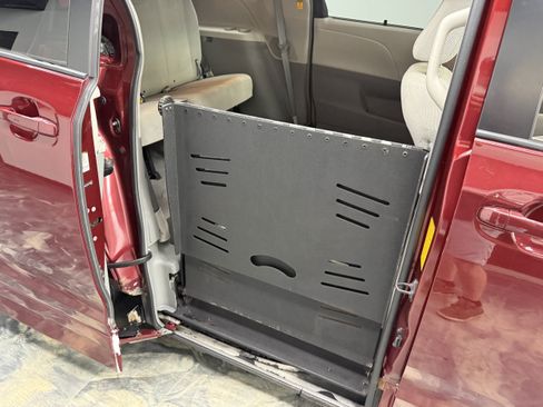 Used 2012 Toyota Sienna LE FWD image 4