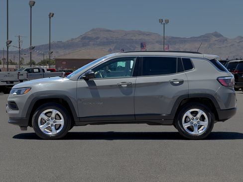 Used 2024 Jeep Compass Latitude AWD/4WD image 2