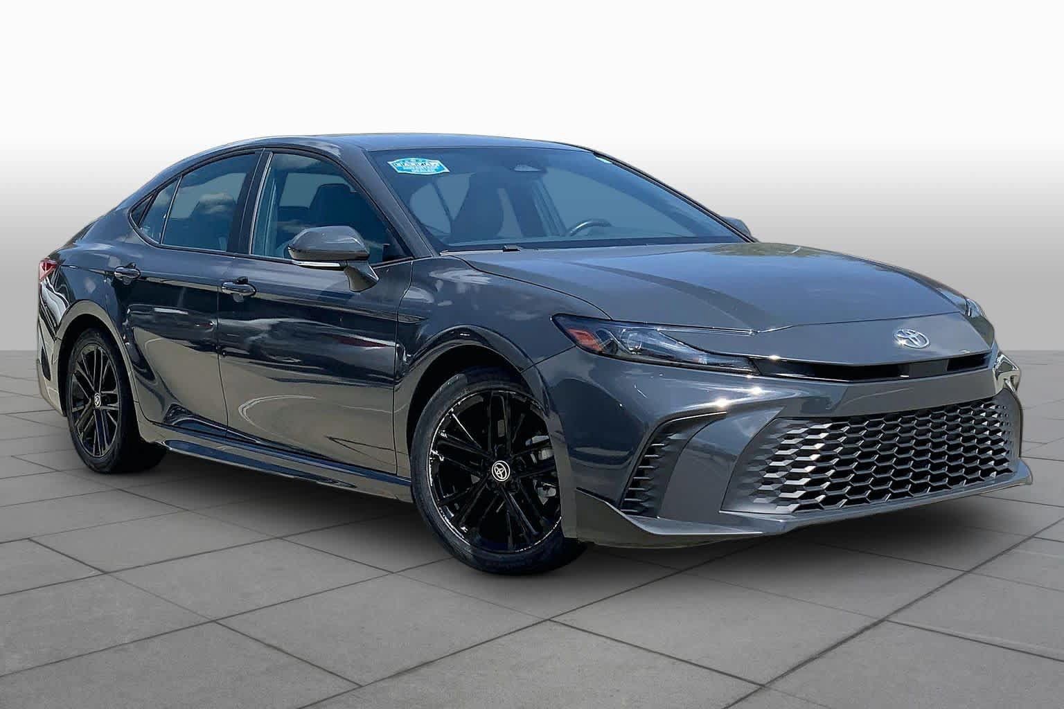 Used 2025 Toyota Camry SE FWD image 3