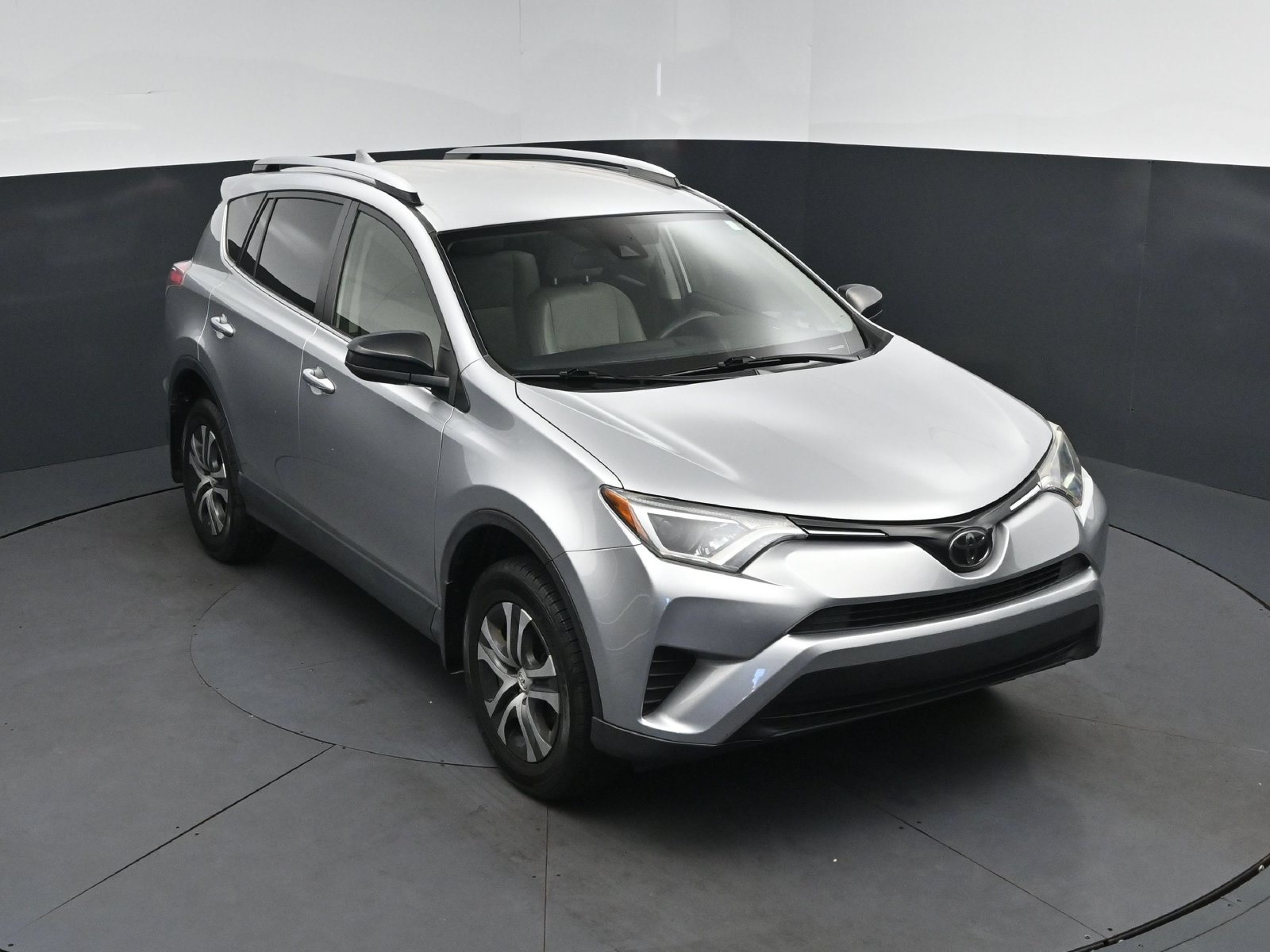 Used 2018 Toyota RAV4 LE FWD image 1