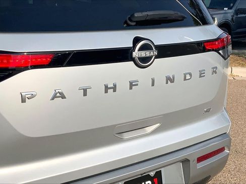 Used 2024 Nissan Pathfinder SL FWD image 10