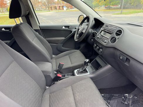 Used 2012 Volkswagen Tiguan S image 27