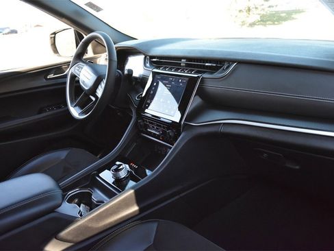 Used 2024 Jeep Grand Cherokee Altitude image 31