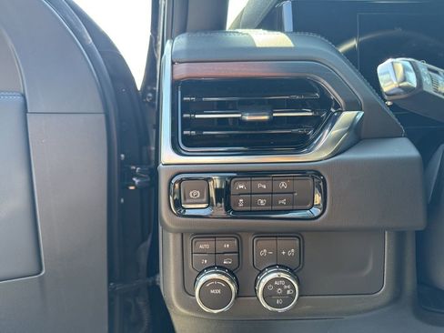 Used 2025 GMC Yukon XL Denali AWD/4WD image 11
