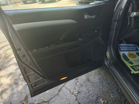 Used 2017 Toyota Highlander XLE AWD/4WD image 5