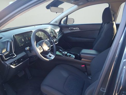 Used 2023 Kia Sportage LX image 2