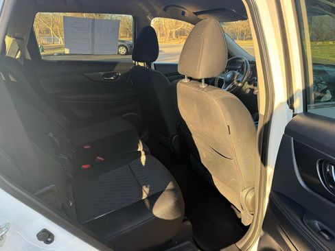 Used 2020 Nissan Rogue SV image 11