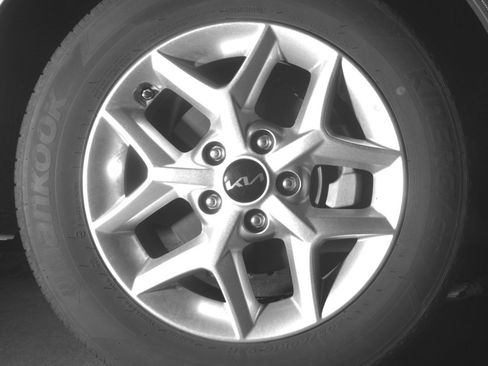 Used 2025 Kia Soul LX w/ LX Technology Package FWD image 13