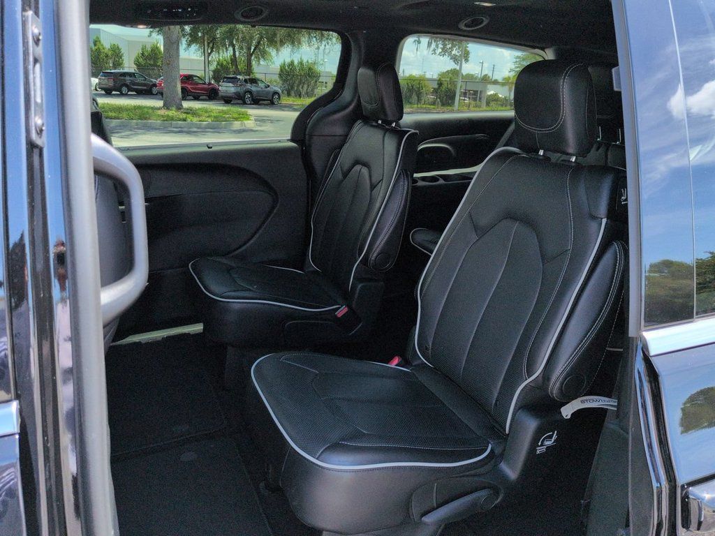 Used 2026 Chrysler Pacifica Limited FWD image 14