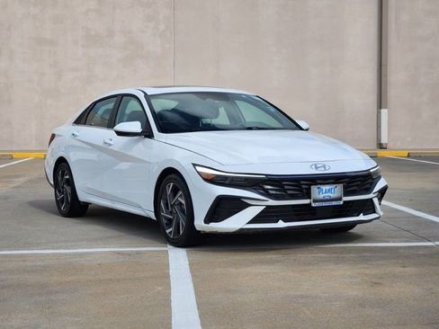Used 2025 Hyundai Elantra SEL FWD image 3