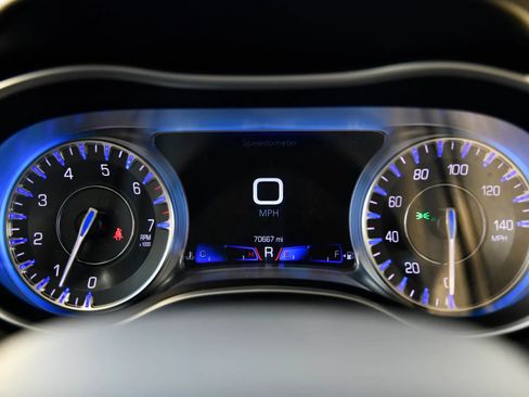 Used 2019 Chrysler 300 Limited RWD image 14