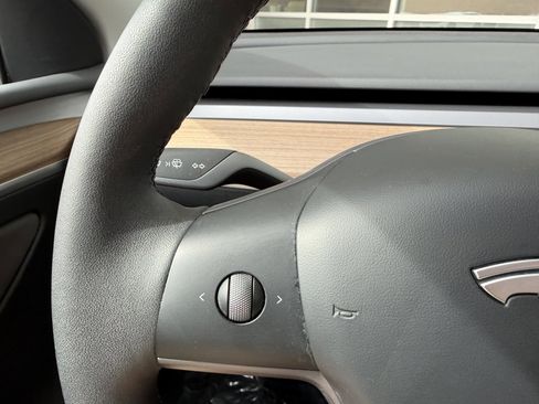 Used 2025 Tesla Model Y Long Range RWD image 32