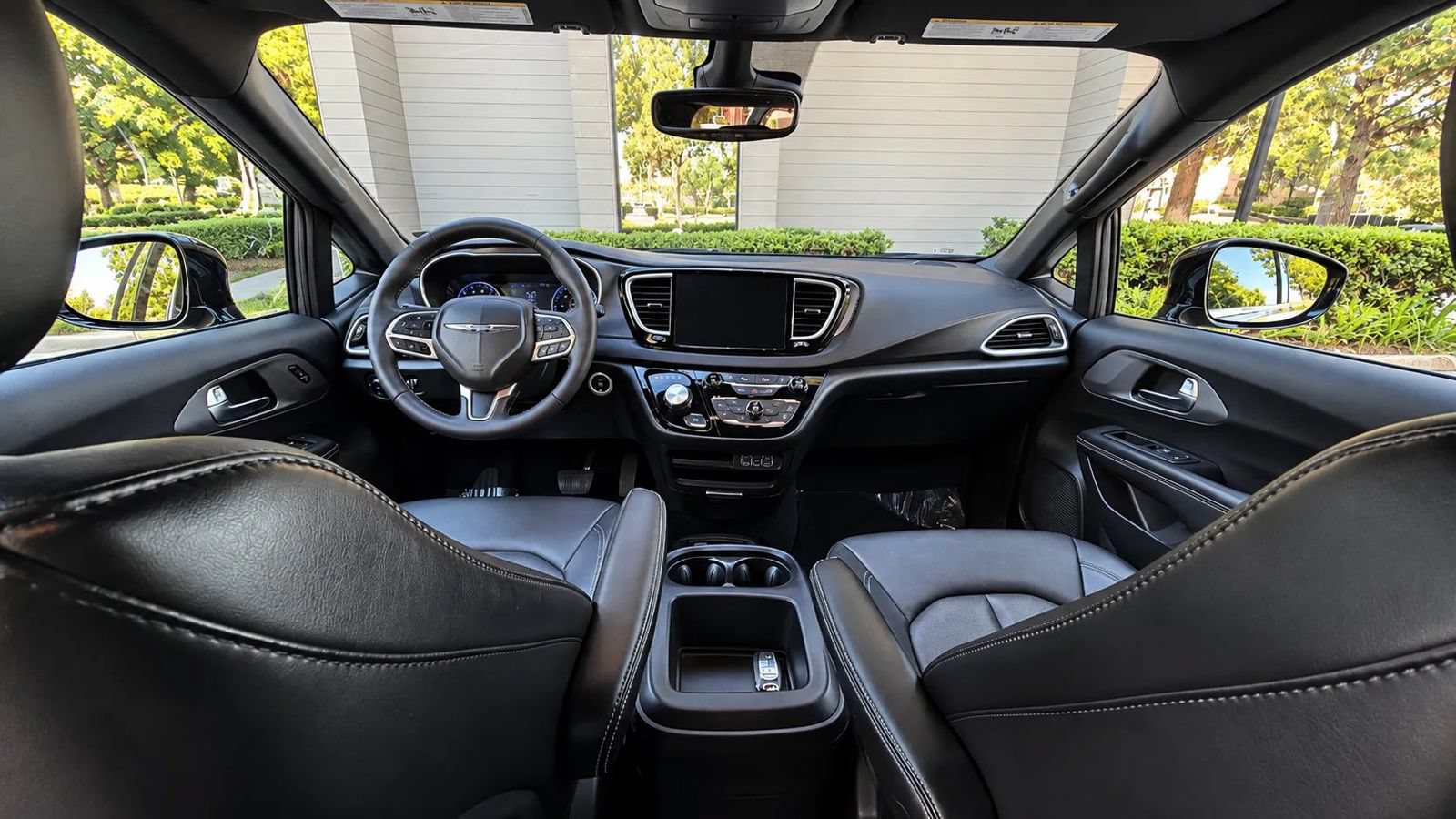 Used 2025 Chrysler Pacifica Select FWD image 16