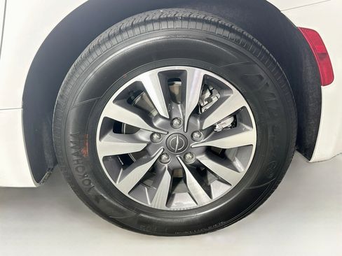 Used 2024 Chrysler Pacifica Limited FWD image 11