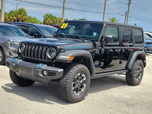 Used 2025 Jeep Wrangler Unlimited Rubicon 4xe w/ Convenience Group AWD/4WD image 2