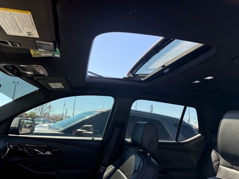 Used 2023 Chevrolet Traverse RS image 5