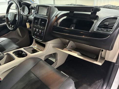 Used 2017 Dodge Grand Caravan SXT image 41