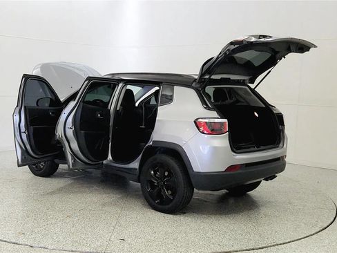 Used 2018 Jeep Compass Latitude AWD/4WD image 11