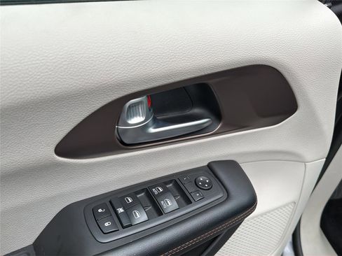 Used 2019 Chrysler Pacifica Touring-L FWD image 31