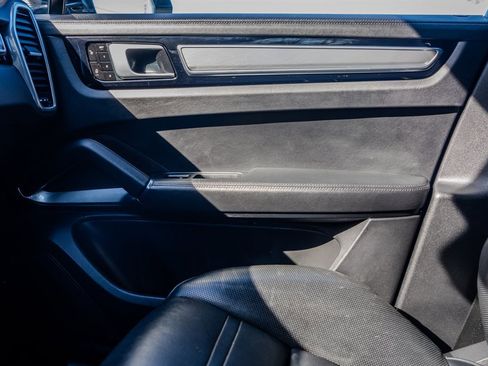 Used 2019 Porsche Cayenne Turbo w/ Sportdesign Package image 23