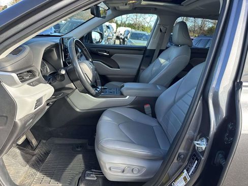 Used 2021 Toyota Highlander XLE image 11