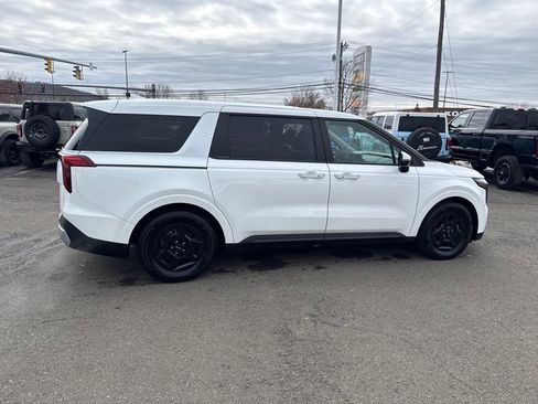 Used 2025 Kia Carnival image 4