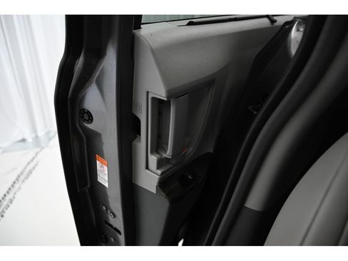 Used 2018 Toyota Sienna XLE image 17