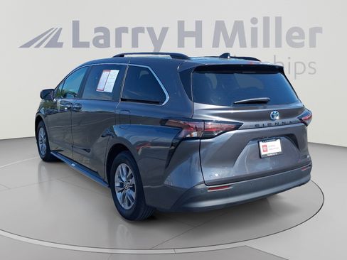 Certified 2025 Toyota Sienna XLE FWD image 3