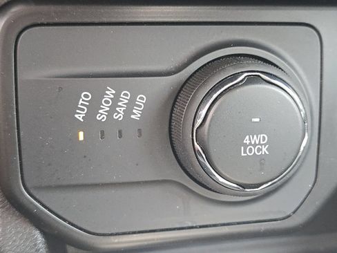 Used 2023 Jeep Renegade Latitude AWD/4WD image 28