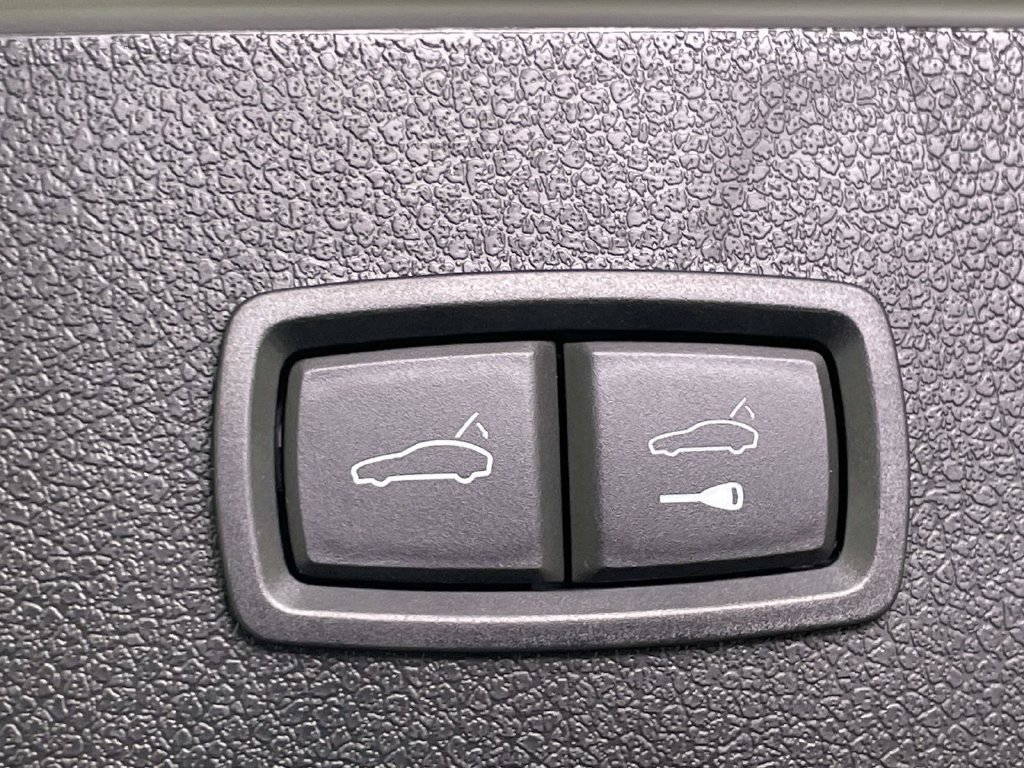 Certified 2025 Porsche Macan Turbo AWD/4WD image 21