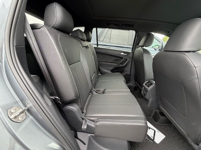 Used 2024 Volkswagen Tiguan SE R-Line FWD image 13