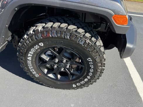 New 2025 Jeep Gladiator Sport image 15