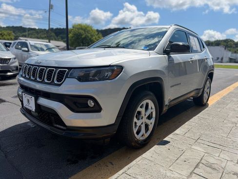 Used 2024 Jeep Compass Latitude AWD/4WD image 4