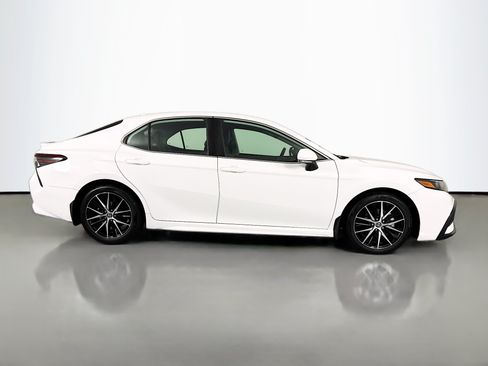 Used 2023 Toyota Camry SE AWD/4WD image 4
