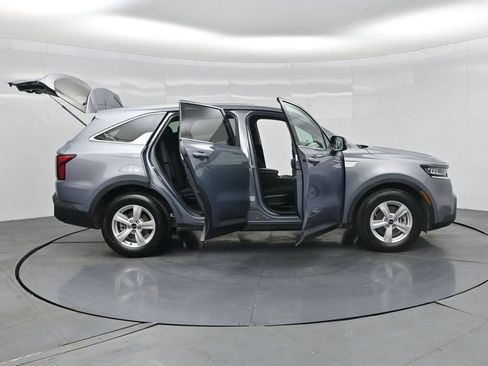 Certified 2023 Kia Sorento LX FWD image 3
