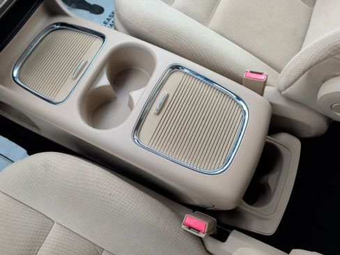 Used 2015 Dodge Grand Caravan SXT w/ UConnect Hands-Free Group image 16