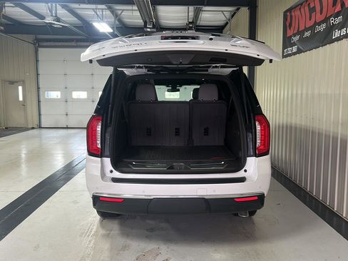 Used 2022 GMC Yukon XL SLT w/ SLT Premium Package AWD/4WD image 9